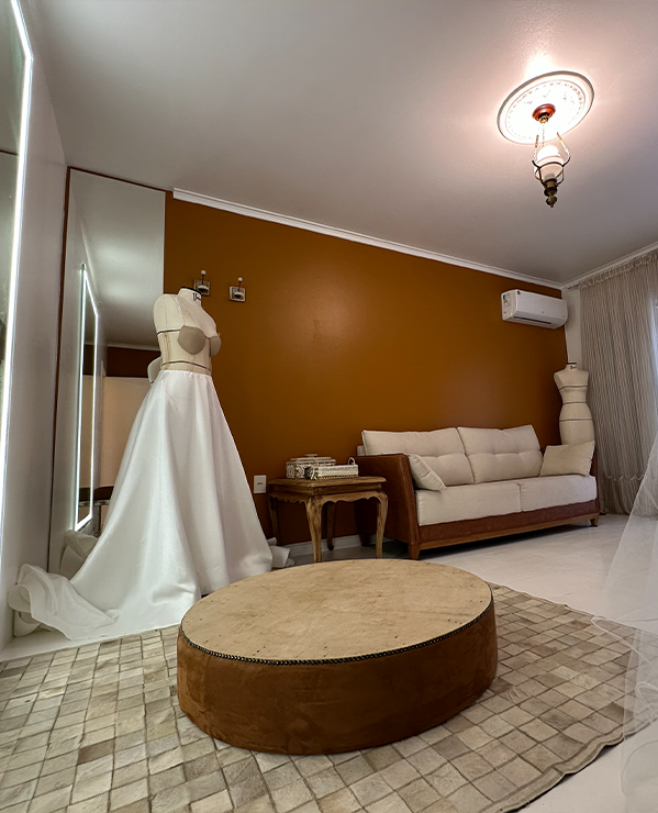 Salão de provas da Maison Vol Fioravantte com vestido de noiva em manequim