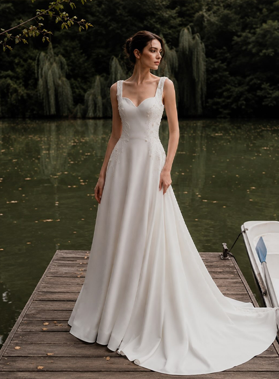 Vestido de noiva evasê em crepe com bordado discreto no corpo, Maison Vol Fioravantte